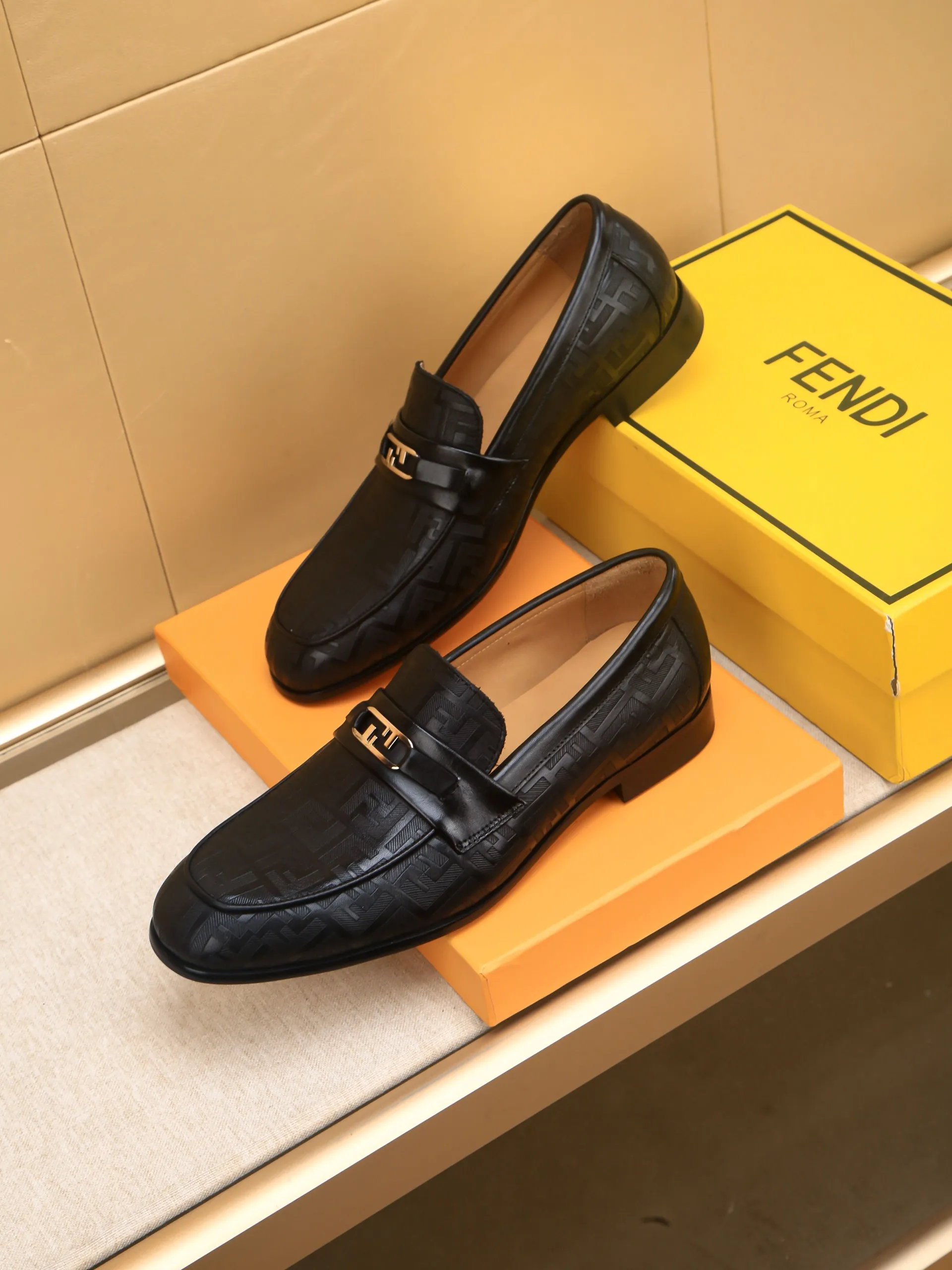 Men's shoes💰460 🕷🕷【FENDI】The latest men's formal leather shoes🇨🇳Classic series not to be missed💯The first layer is made of imported first-layer cowhide☘Original quality, the leather is smooth and delicate🎋Awesome version, perfect streamlined outline🍇🐮Leather lining, code number 39-44...(customized at 38.45.46.47)
